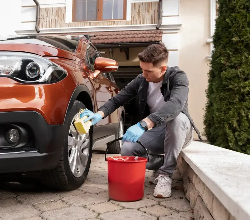 Lavage auto à domicile Guebwiller : professionnel intervenant sur un véhicule